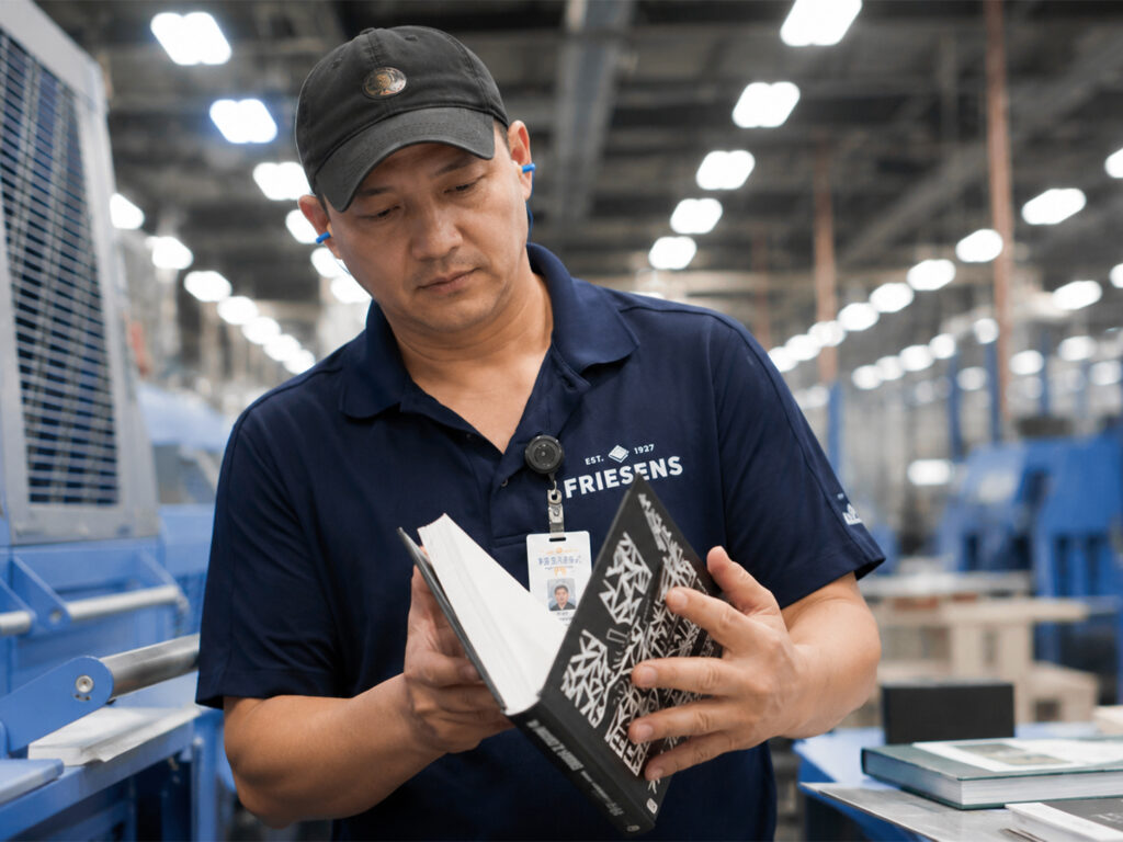 Trabajadores que revisan los libros terminados en una imprenta